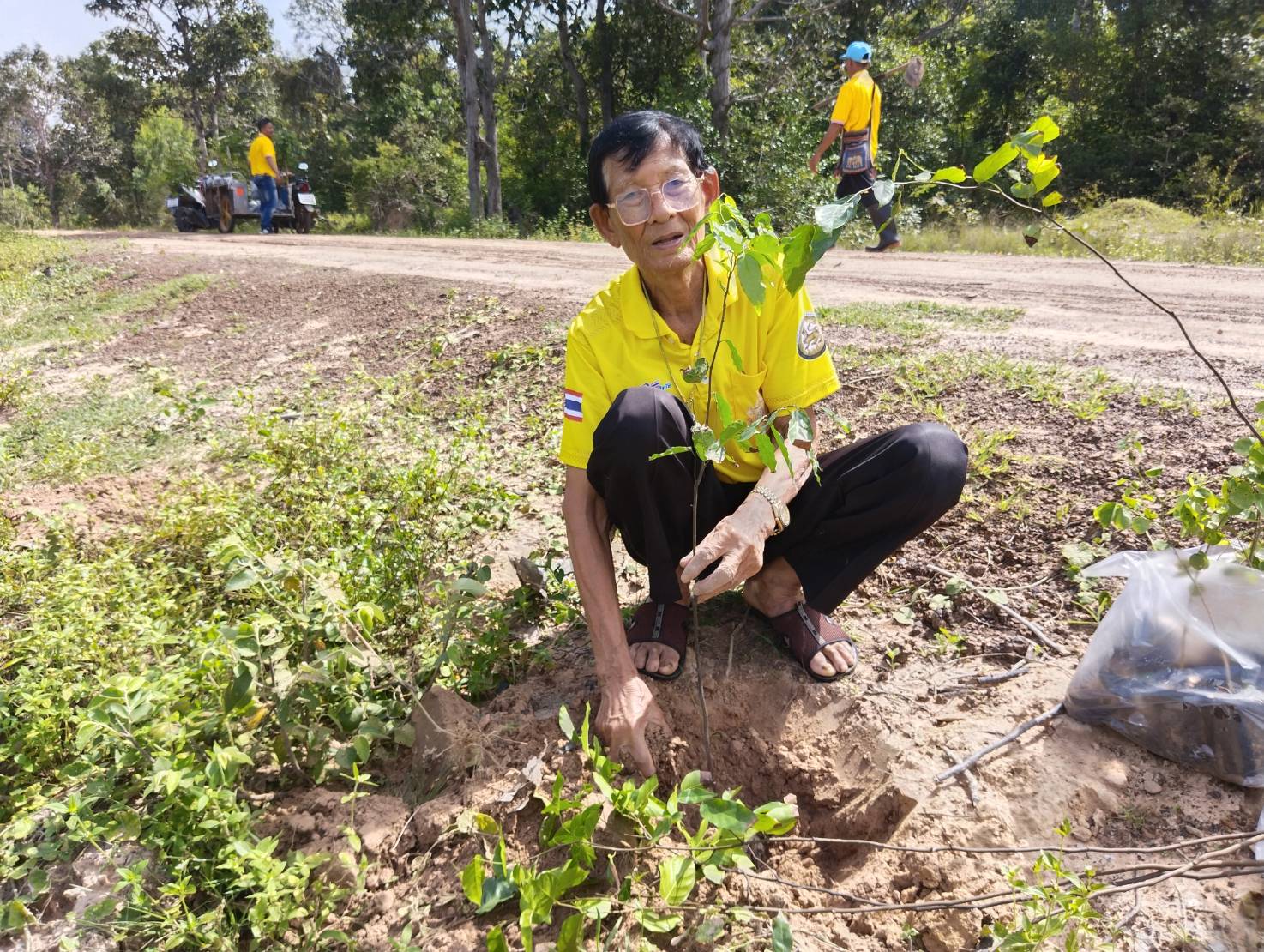 ภาพบรรยากาศโครงการปลูกต้นไม้เฉลิมพระเกียรติ ประจำปี 2567 วันที่ 21 สิงหาคม 2567 ณ ป่าบ้านแขม หมู่ 5 ตำบลสะโน